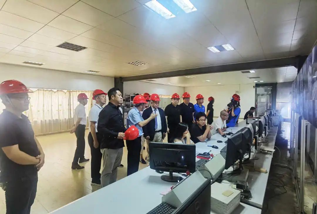 香港星光集團(tuán)、華鸝生態(tài)、始興縣政府領(lǐng)導(dǎo)一行到訪華洲木業(yè)考察交流(圖3)